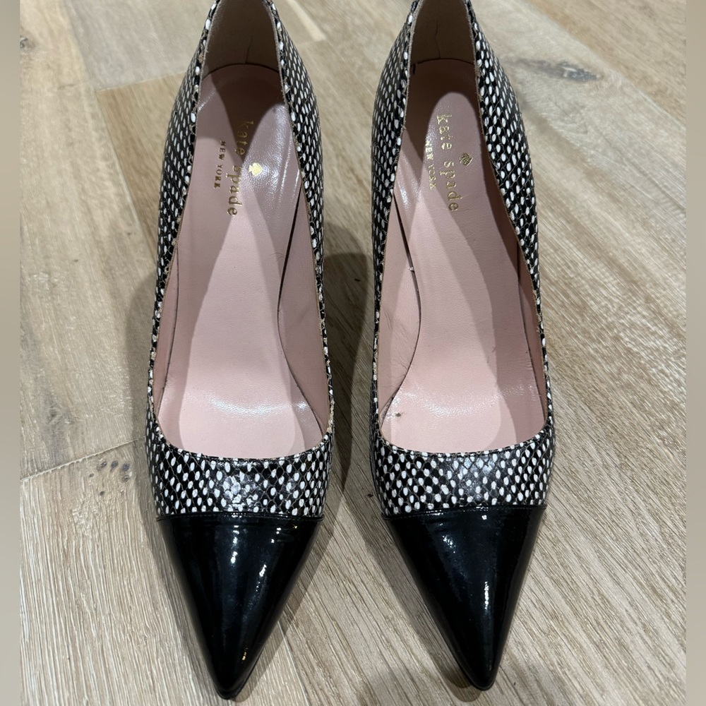 Black/white pointed shoe with red heel